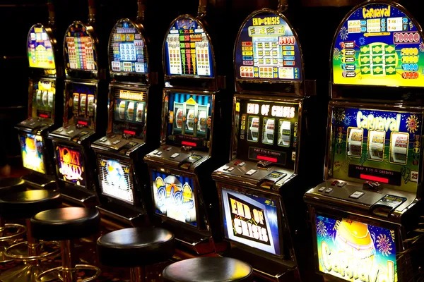 Meja Dragon Tiger live dealer di platform bigslot88 menampilkan kartu Dragon dan Tiger dengan dealer profesional.